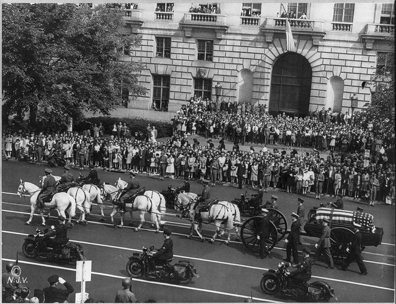 Franklin_Roosevelt_funeral_procession_1945