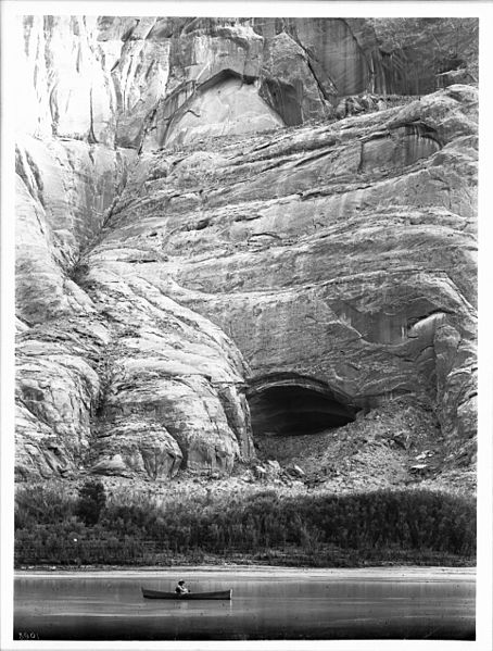 Rowboat_on_the_Colorado_River