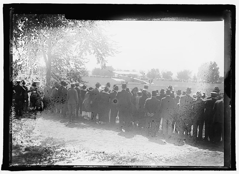 Italian_plane_at_White_House_lot,_(Washington,_D.C.),_Oct._1917
